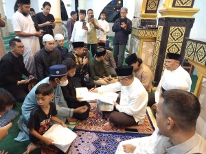 Kala Mendikdasmen Tarawih Bersama Siswa, Jalan Kaki dari Stasiun MRT, Dikerubuti Anak-anak Hingga Dimintai Tandatangan