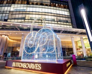 Buttonscarves Hadirkan Instalasi Joy Bag Setinggi 6,6 Meter di Senayan City