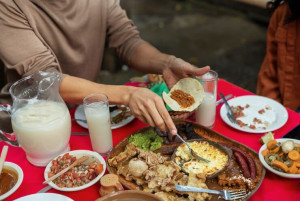 5 Cara Cegah Kolesterol Naik saat Lebaran