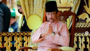 Sultan Brunei pemilik 7.000 mobil mewah dengan kekayaan Rp 750 triliun. Istana megahnya pecahkan rekor dunia. Biaya potong rambut Rp 300 juta!
