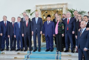 Menbud Fadli Zon Dampingi Presiden Prabowo dalam Penyampaian Pidato di Parlemen Turkiye