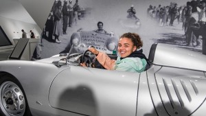 Jasmine Paolini Memulai Pekan Turnamen Dengan Mengunjungi Museum Porsche, dan Diprediksi Sebagai Kandidat Juara