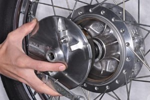 Kelebihan dan Kekurangan Rem Tromol yang Kini Masih Banyak Digunakan di Sepeda Motor