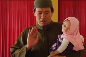 Salat sambil Menggendong Buah Hati, Batalkah? Begini Pendapat 4 Mazhab