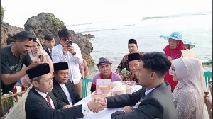 Romantisnya, 9 Pasangan Pengantin Menikah Gratis di Pantai Sundak Gunungkidul