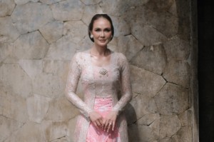 Luna Maya Tampil Cantik di Acara Siraman, Kebaya Diprediksi Bakal Jadi Tren