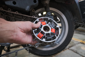 Jangan Sampai Nggak Tahu, Ini Fungsi Roller Weight di CVT Motor Matic