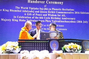 Menbud Fadli Zon Terima World Tipitaka Sajjh?ya Phonetic Recitation dari Thailand untuk disimpan Perpustakaan Nasional
