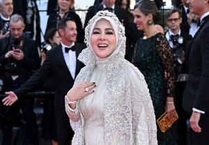 Syahrini Melenggang Manja di Red Carpet Festival Film Cannes