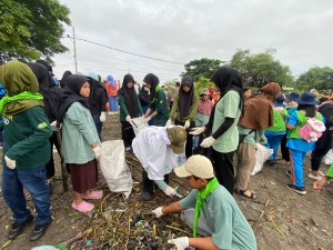 Tanamkan Kepedulian Lingkungan Sejak Dini, Tim Climate Hero Al-Azhar Surabaya Bersihkan Pantai