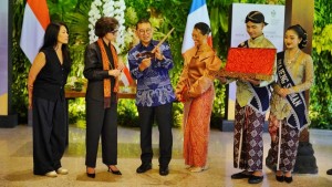 Menbud Fadli Zon Resmikan Pusat Budaya Borobudur, Macron & Brigitte Saksikan Pameran Langka