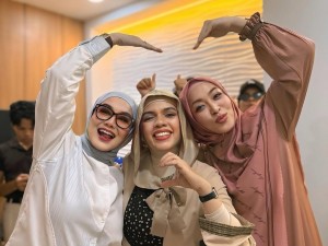 Ini Panggilan Reza Artamevia dan Angelina Sondakh Usai Resmi Jadi Nenek