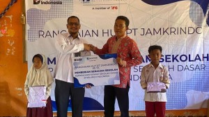 Jamkrindo Bagikan 5.500 Seragam & 55 Laptop, Fokus Bantu Sekolah di Wilayah 3T