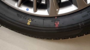 Jangan Sampai Nggak Tahu, Ini Arti Bulatan Merah dan Kuning di Ban Mobil!