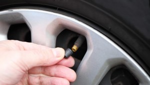 Ternyata Ini Alasan Kenapa Pentil Ban Harus Selalu Ditutup