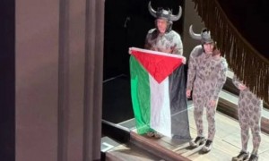 Pemain Opera Kibarkan Bendera Palestina di Panggung Royal Opera House