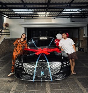 Anniversary Pernikahan, Thariq Beri Aaliyah Massaid Hadiah Mobil Mewah