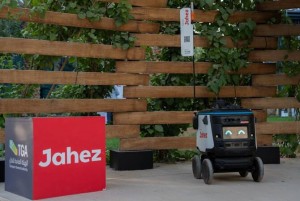 Robot Pengantar Makanan Komersial Pertama Diluncurkan di Arab Saudi