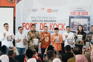 Sejarah Visual Sumbar: Menteri Fadli Zon Rilis Buku Kartu Pos Fort de Kock