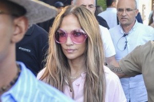Tetap Slay Usai Ditolak Masuk Butik Chanel, J-Lo Hamburkan Uang Belanja Brand Mewah Lain