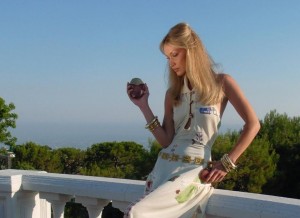 Konsisten Dukung Talenta Palestina, Bella Hadid Pamer Busana Milik Reema Al Banna