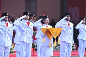 Ungkapan Bahagia Queensy Inggrid, Siswi Pembawa Baki Bendera Asal Papua
