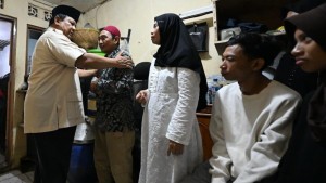 Prabowo Peluk Orang Tua Almarhum Affan, Suasana Haru Iringi Kunjungan ke Rumah Duka