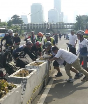 Respek, Aksi Koalisi Pejalan Kaki dan Koalisi Pesepeda Bantu Bersihkan Jalanan Imbas Demo