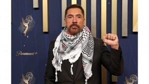 Javier Bardem Pakai Keffiyeh di Emmy Awards, Kecam Genosida Israel: Free Palestine