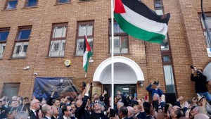 Momen Haru di London, Palestina Kibarkan Bendera Usai Inggris Resmi Akui Negara Merdeka