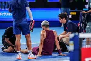 Sempat Jatuh dan Bermasalah Dengan Pergelangan Kaki, Carlos Alcaraz Kalahkan Baez di Debut Japan Open