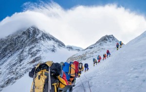 Hampir 1.000 Orang Terjebak di Lereng Gunung Everest Akibat Badai Salju
