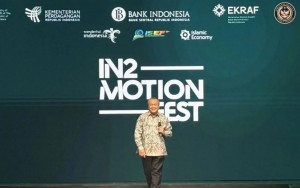 Momen Menarik di IN2MOTIONFEST 2025, Gubernur BI Melenggang di Catwalk Bak Model Profesional