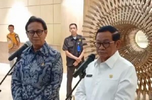 Menkes Imbau Warga Pakai Masker, Waspadai Paparan Mikroplastik dari Air Hujan