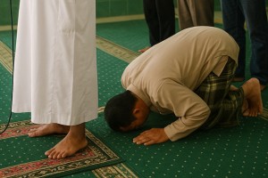 Sujud Tilawah: Antara Sunnah dan Kekhusyukan