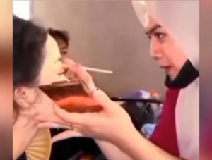 Heboh Dea Lipa, Apa Hukum Perempuan Pakai Jasa MUA Lelaki dalam Islam?