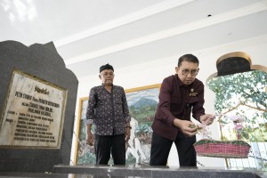 Kunjungi Makam Imam Bonjol, Ingatkan Pentingnya Penghormatan bagi Pahlawan