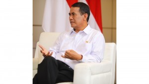 Menempuh Jalan Terjal Kepemimpinan: Potret Mendalam Andi Amran Sulaiman