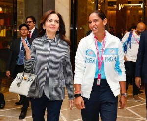 Taipan Memang Beda, Nita Ambani Santai Jinjing Tas Mewah Rp6 M Berhias Liontin Berlian