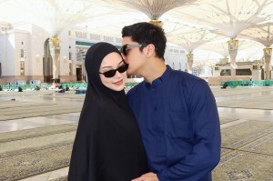 Momen Romantis Alyssa Daguise dan Al Ghazali saat Umrah di Kehamilan Pertama
