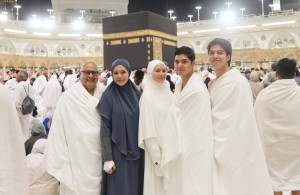 Muliakan Sang Ibu, El Rumi Cium Kaki Maia Estianty di Depan Kakbah