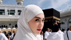 Ajak 4 Anaknya Umrah di Awal Tahun 2026, Celine Evangelista Didoakan Istiqomah