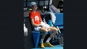 Jannik Sinner Atasi Kram, Panas, dan Hadapi Spizzirri Yang Ulet di Australian Open