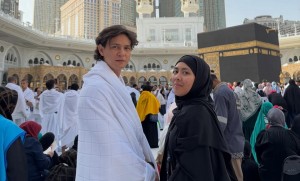 Umrah Perdana Sejak Mualaf, Marcell Darwin Menangis di Depan Kakbah