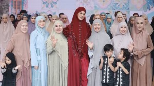 Tengok Anggunnya Paula Verhoeven dan Celine Evangelista sebagai Muse Busana Syar'i