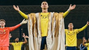 Ronaldo Bikin Sejarah Kenakan Bisht Usai Cetak 500 Gol Sejak Usia 30 Tahun: Saya Bagian dari Arab Saudi