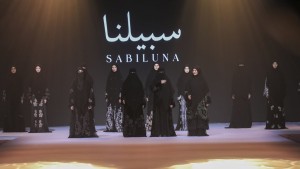 Anggun di Hari Raya dengan Koleksi Abaya Hitam dari Jenama Sabiluna