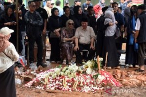 Hujan Iringi Keharuan Pemakaman Vidi Aldiano yang Dihadiri Sejumlah Artis dan Penggemar