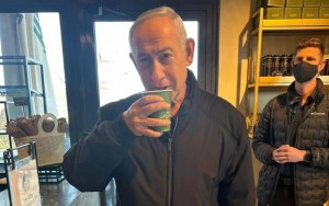 Viral Video Netanyahu Ngopi di Kafe Usai Isu Tewas Kena Rudal Iran