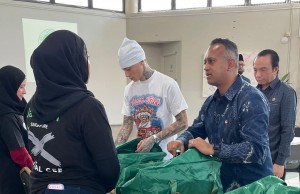 Aksi Humanis Rapper Mualaf Central Cee Sambut Idulfitri, Hibur Lansia di Singapura